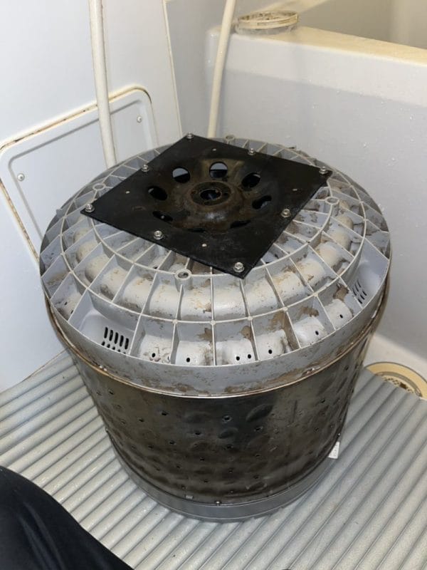 洗濯機分解洗浄前の洗濯槽の汚れ