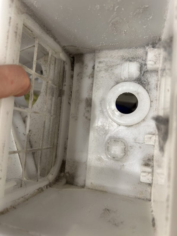 洗濯機分解洗浄前に汚れが溜まっている様子